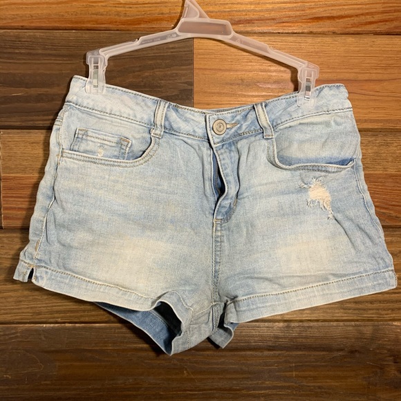 So jean shorts - Picture 1 of 3